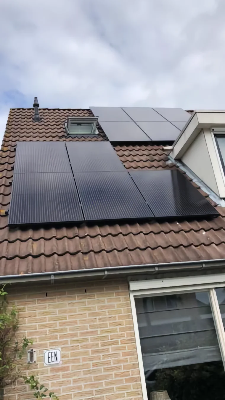Zonnepanelen op een woning, geïnstalleerd door DV Service